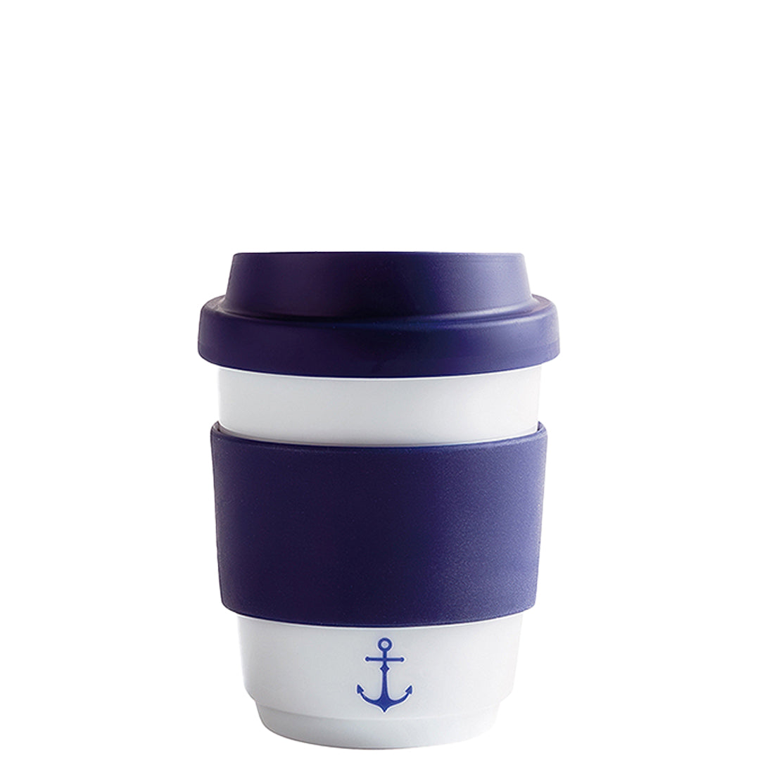 Weiße Tasse mit Anker-Design.