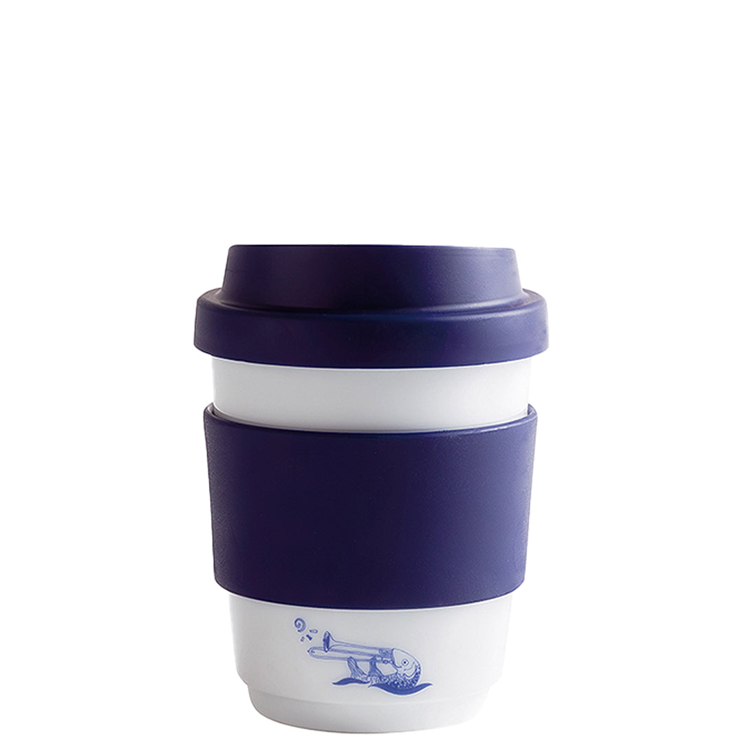 Weiße Tasse mit lila Deckel.