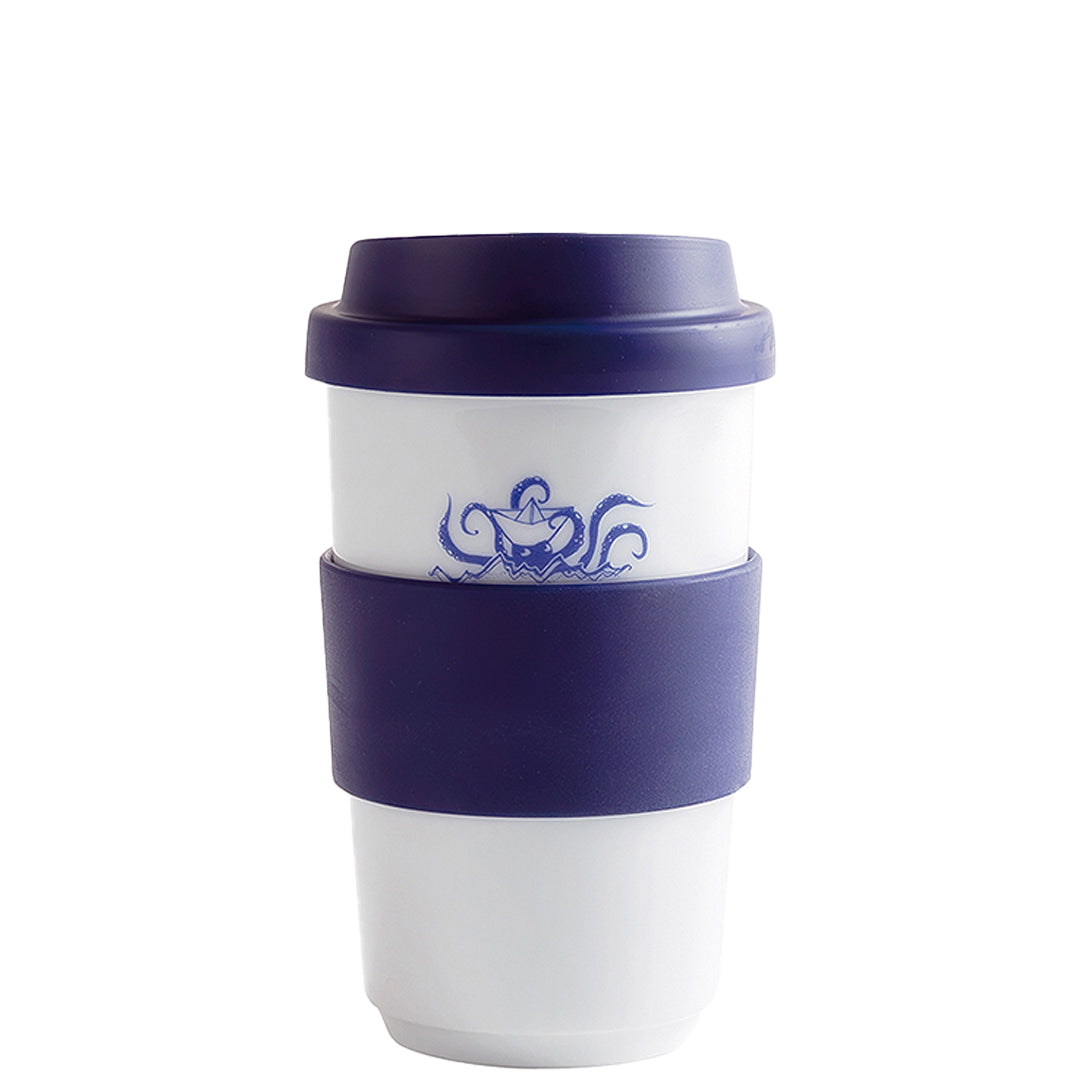 Weiße Tasse mit blauem Deckel.