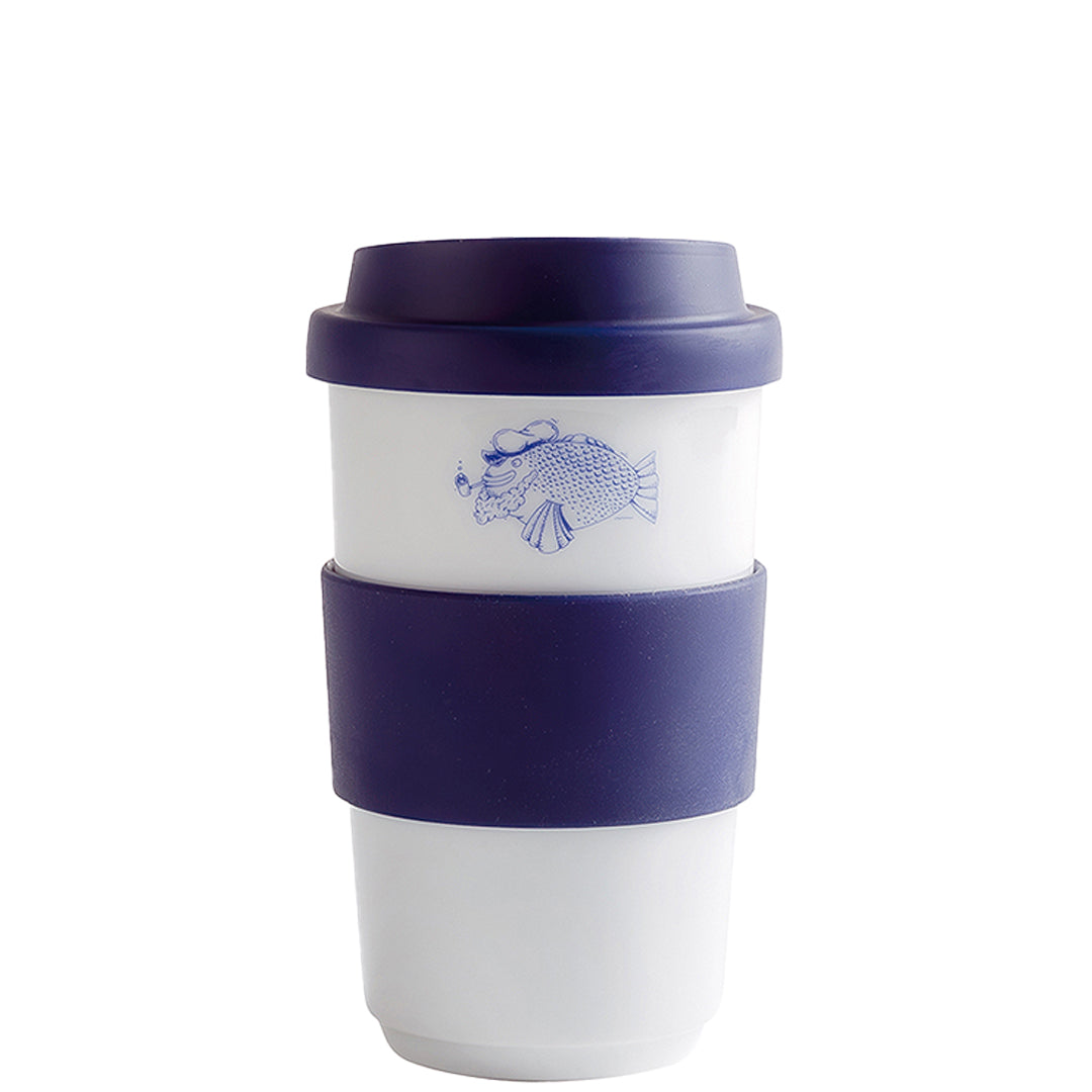 Weiße Tasse mit blauem Deckel.