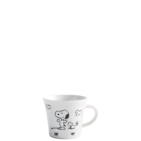 Weiße Tasse mit Snoopy-Motiv.