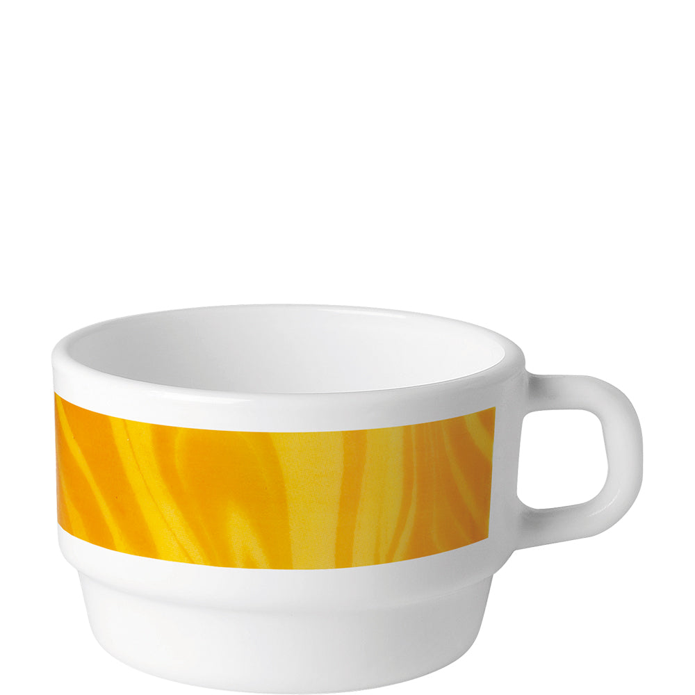 Weiße Tasse mit gelbem Muster.