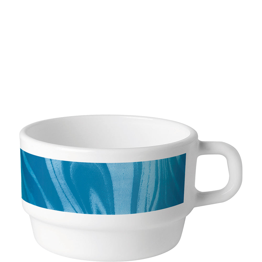 Weiße Tasse mit blauem Muster.