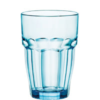 Transparentes blaues Glas mit Wasser