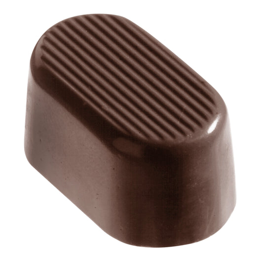 Schokoladenpraline auf weißem Hintergrund.