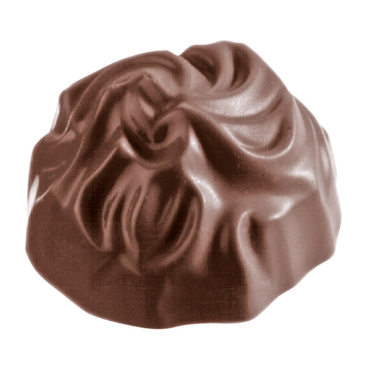 Schokoladenpraline auf weißem Hintergrund.