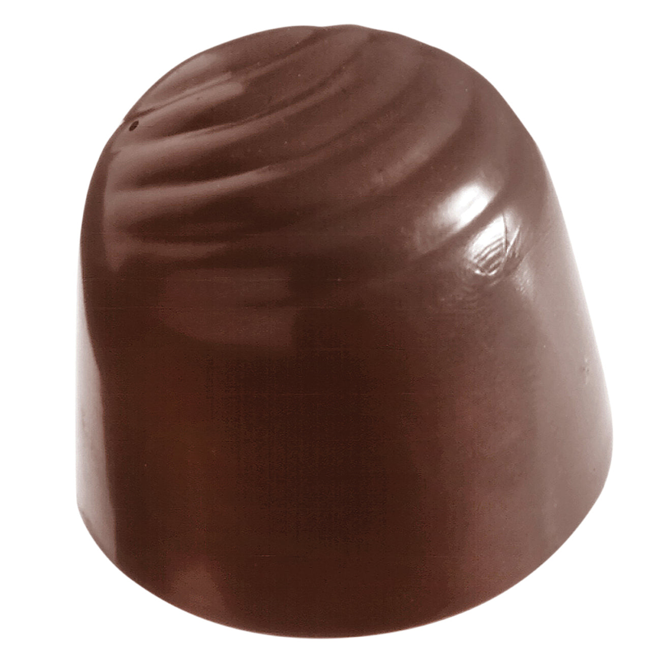 Dunkle Schokoladenpraline auf weißem Hintergrund.