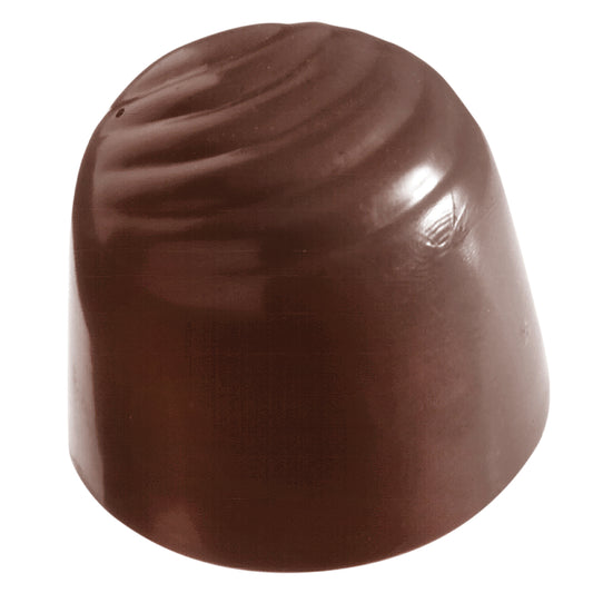 Dunkle Schokoladenpraline auf weißem Hintergrund.