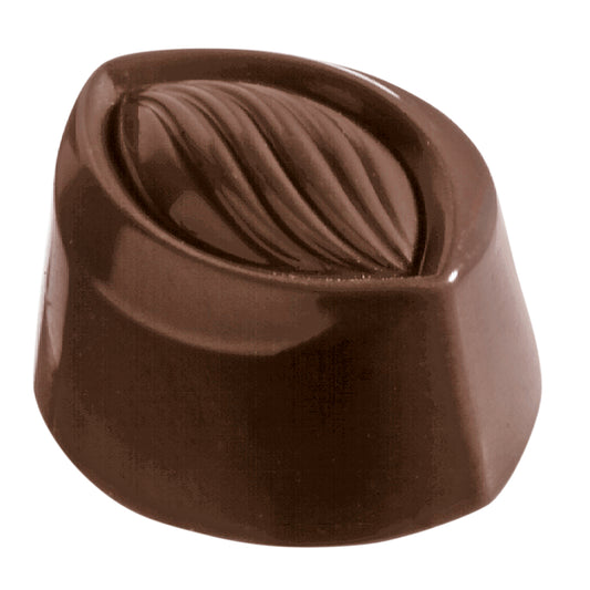 Schokoladenpraline auf weißem Hintergrund.