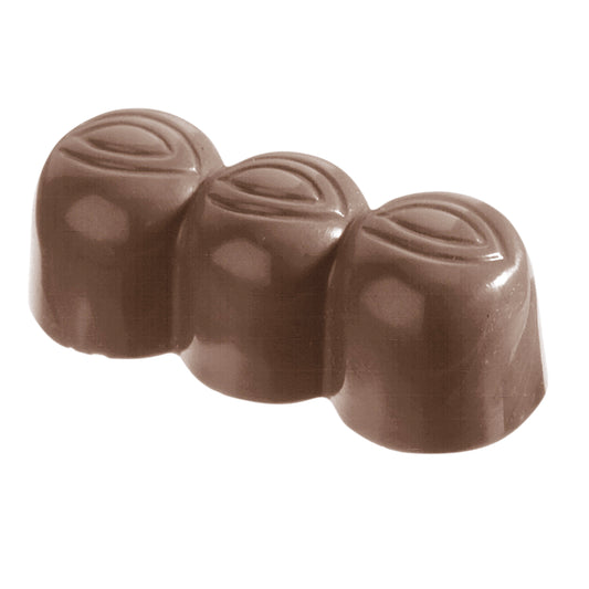 Drei Schokoladenpralinen auf weißem Hintergrund.