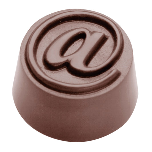 Schokoladenstück mit @-Symbol.