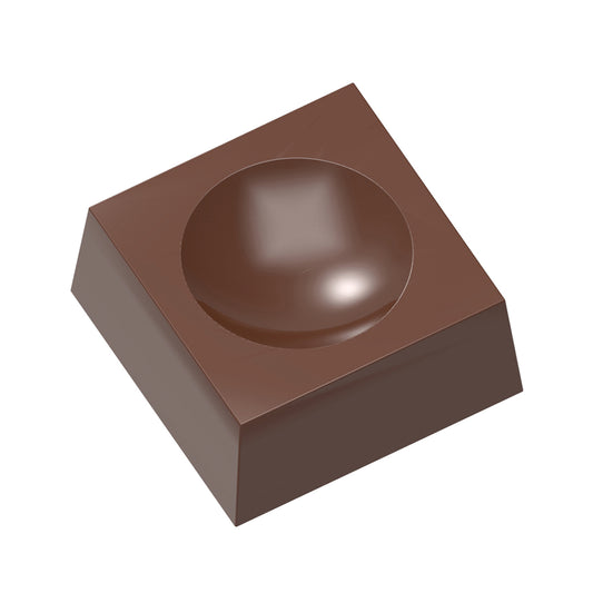 Schokoladenpraline auf weißem Hintergrund.