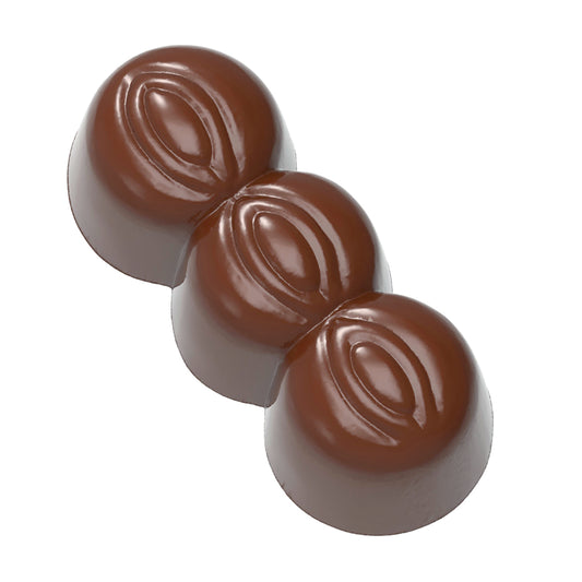 Drei Schokoladenpralinen in Reihe.