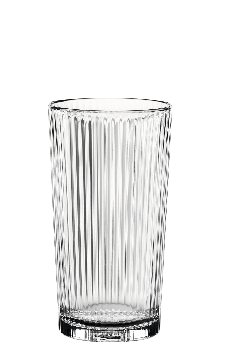 Glas mit geriffeltem Design.