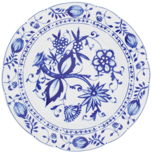 Porzellanteller mit blauem Muster.