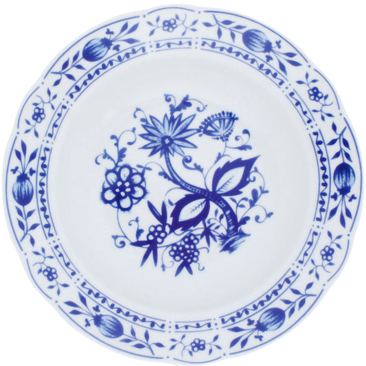 Weißer Teller mit blauem Muster.