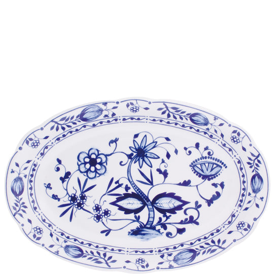 Ovaler Teller mit blauem Muster.