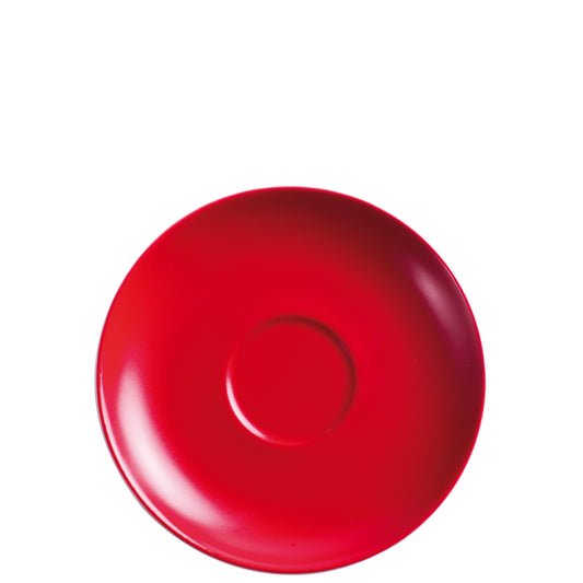 Roter Porzellanteller auf weißem Hintergrund.