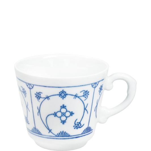 Weiße Tasse mit blauem Muster.
