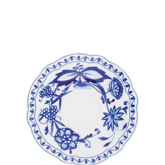 Blau-weißes Porzellanteller mit Muster.