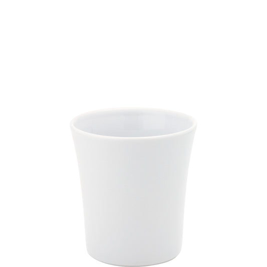 Weißer Porzellanbecher, schlichtes Design.