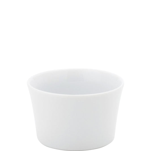 Weißer Porzellanbecher, schlichtes Design.