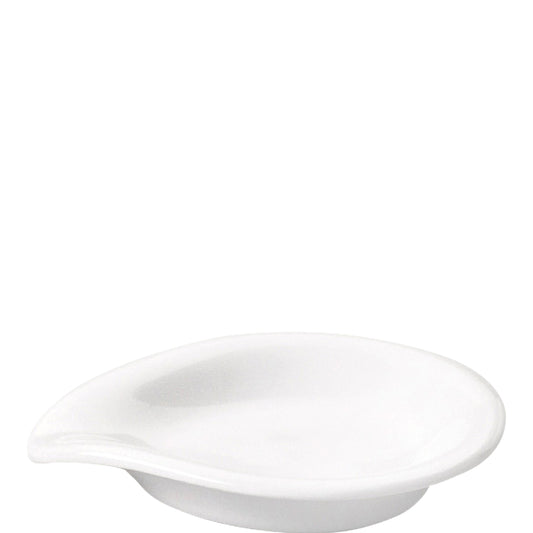 Weißer Porzellanteller mit Wellenform.