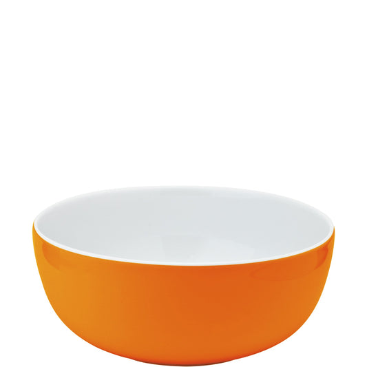 Leeres orangees Geschirr in Küche