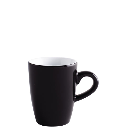 Schwarze Kaffeetasse auf weißem Hintergrund