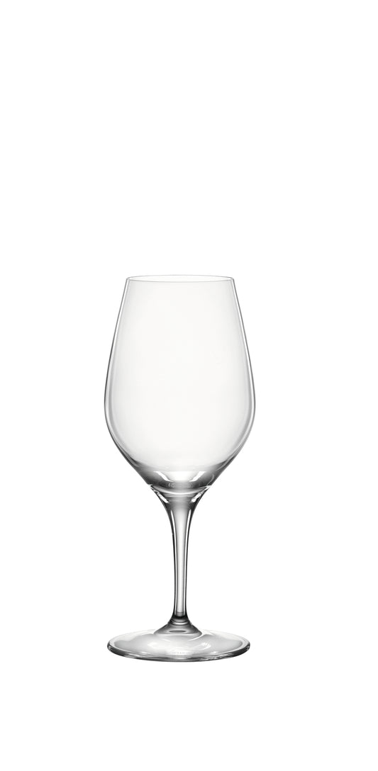 Leeres Weinglas auf weißem Hintergrund.