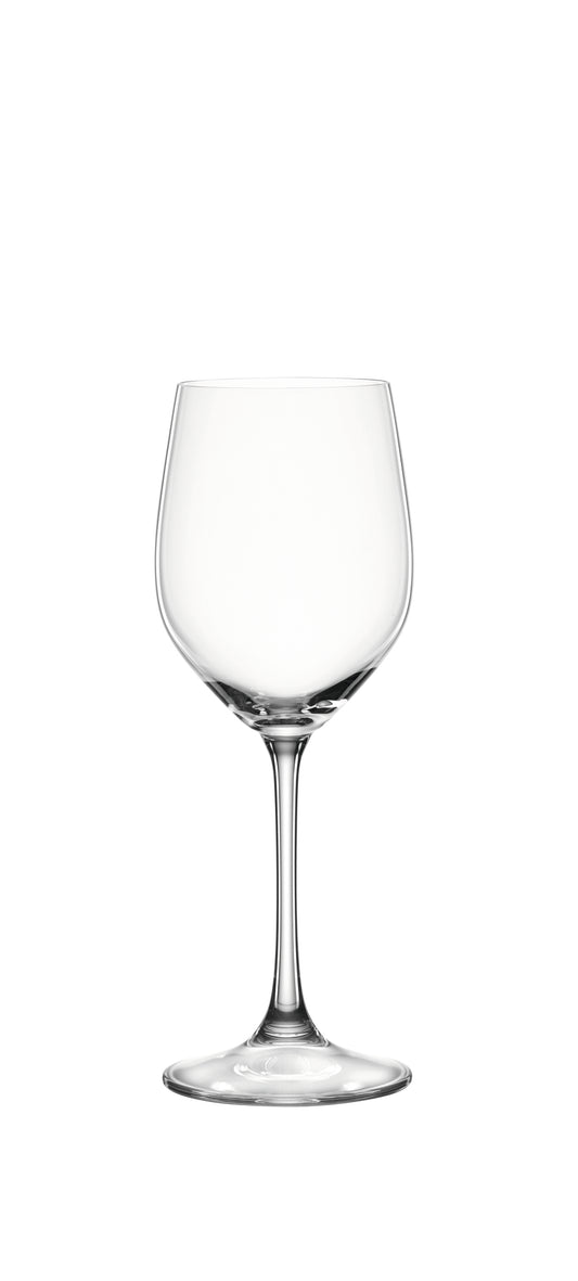 Weißweinglas auf weißem Hintergrund.