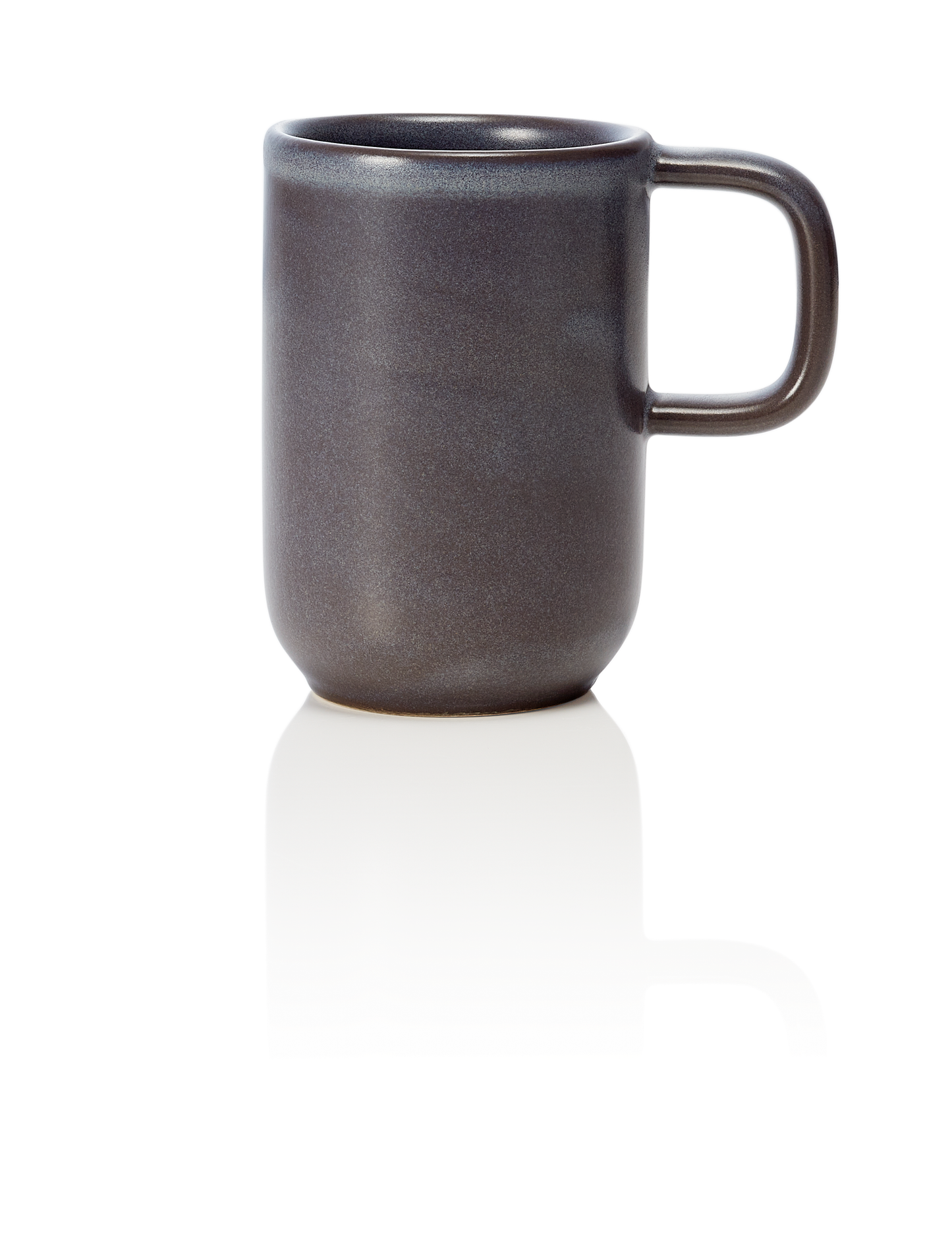 Graue Tasse auf weißem Hintergrund.