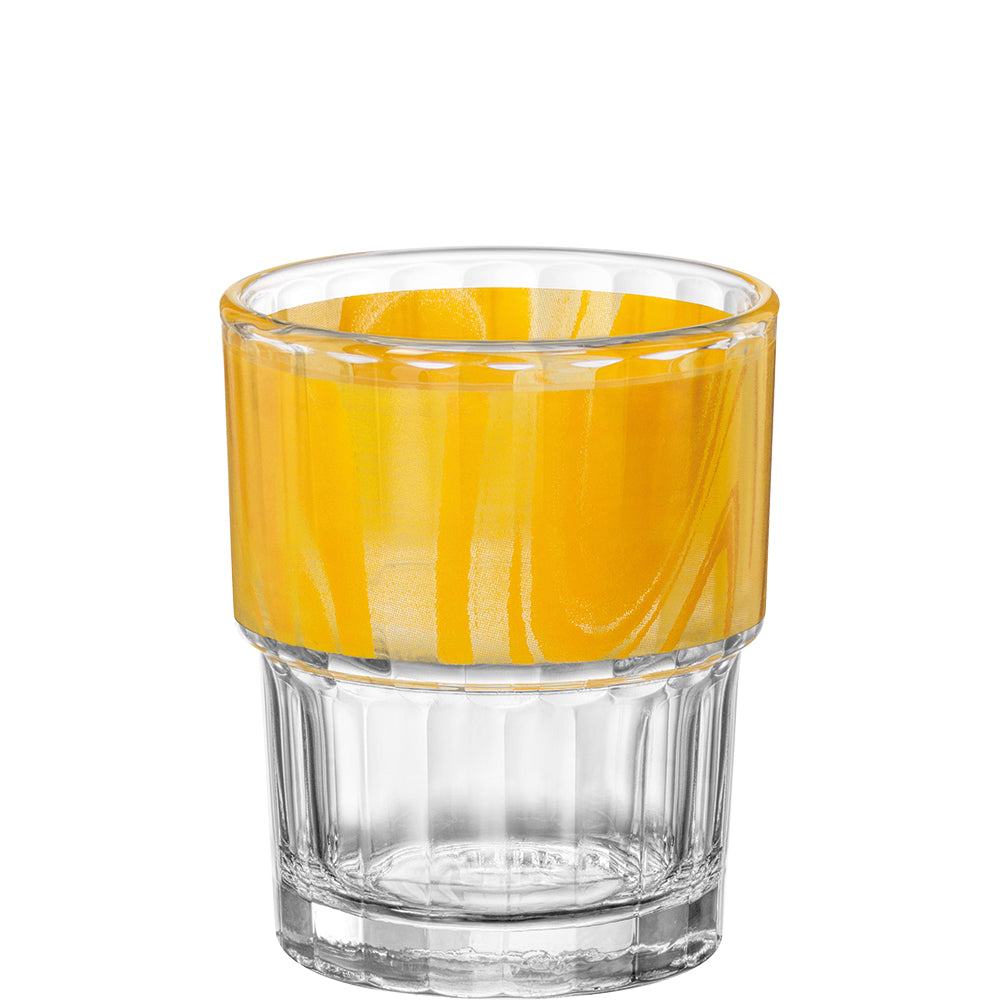 Glas mit gelbem Getränk
