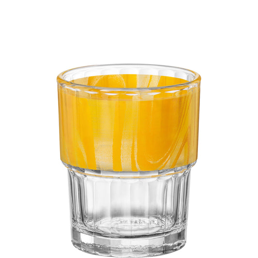 Glas mit gelbem Getränk