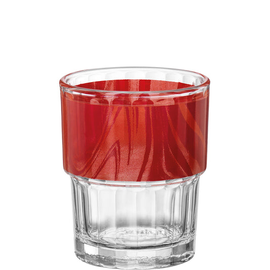 Glas mit rotem Getränk