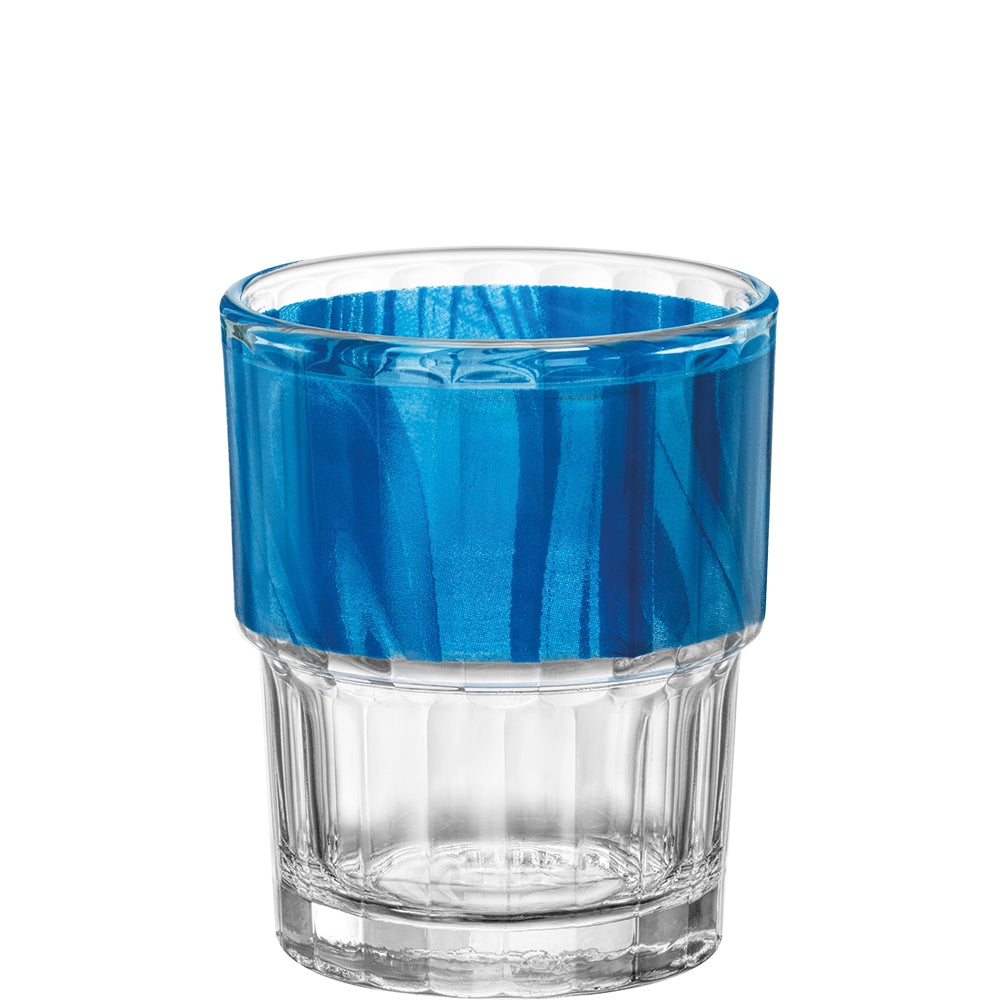 Glas mit blauem Stoff innen