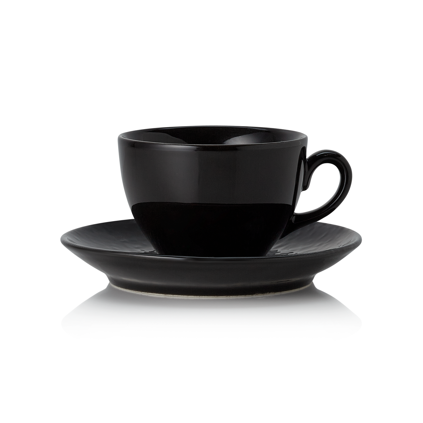Schwarze Tasse auf Untertasse.