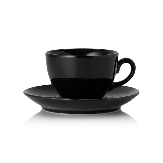 Schwarze Tasse auf Untertasse.