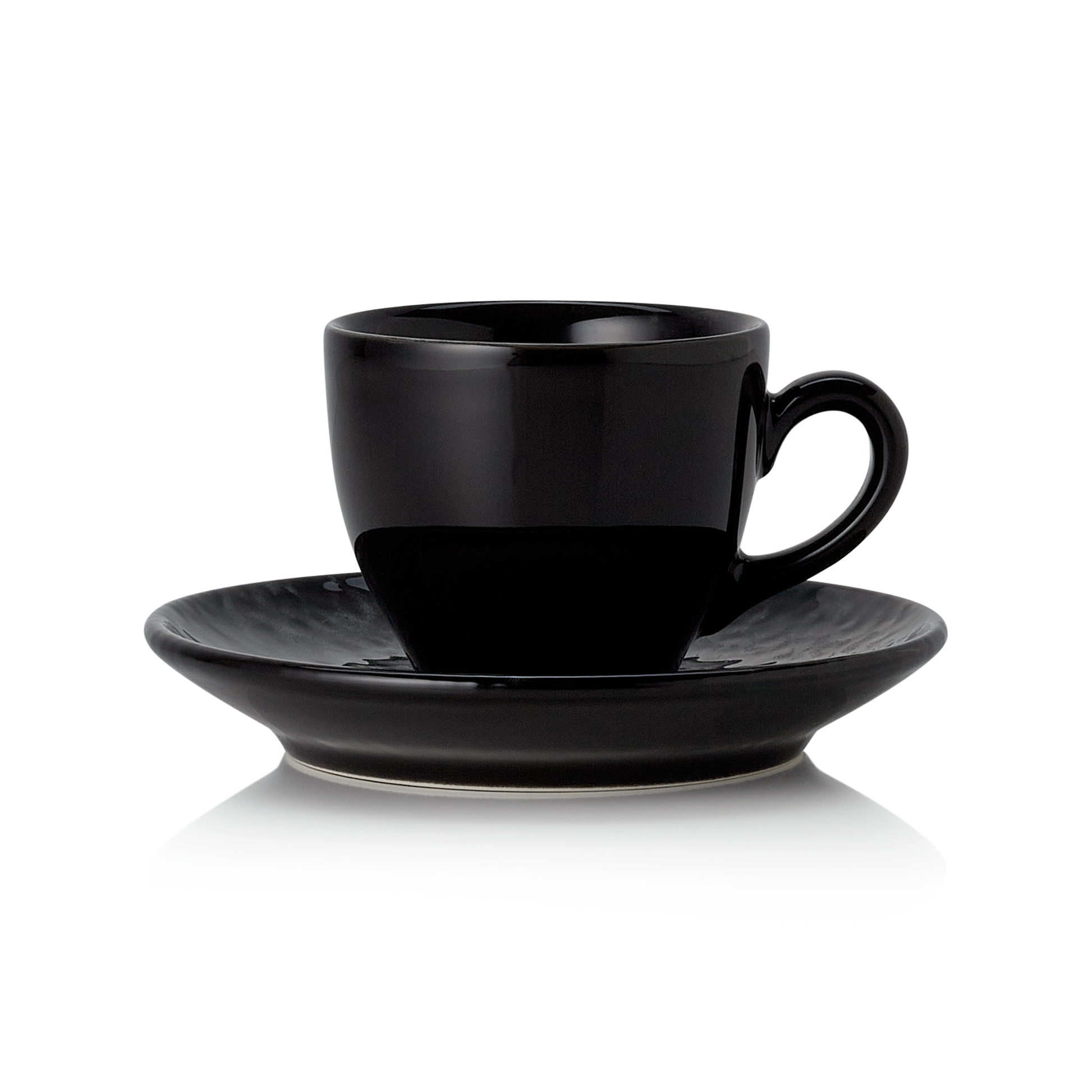 Schwarze Tasse auf Untertasse.