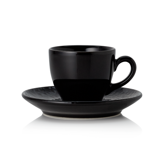 Schwarze Tasse auf Untertasse.