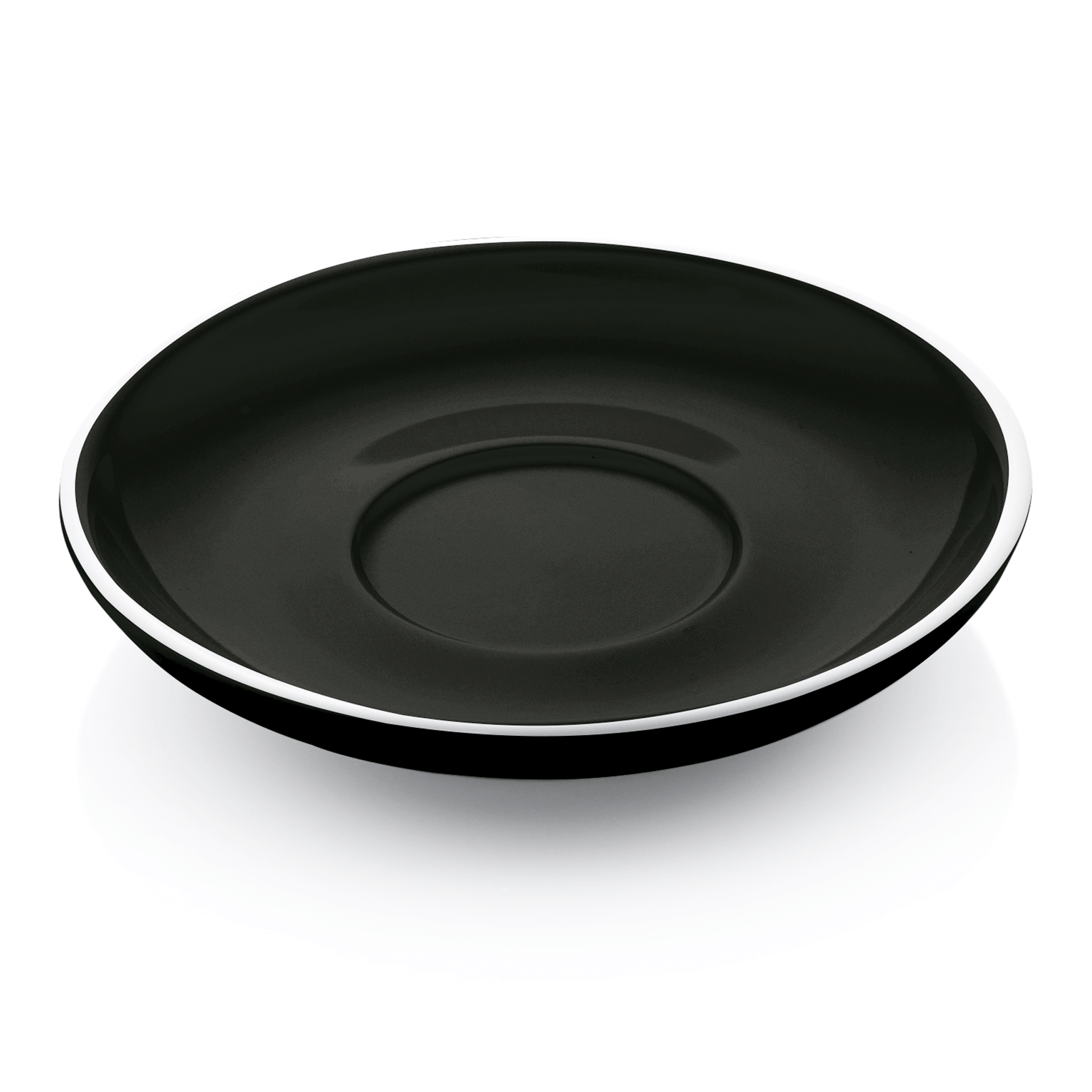 Schwarze Untertasse auf weißem Hintergrund.