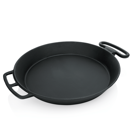 Schwarze Pfanne mit zwei Griffen.