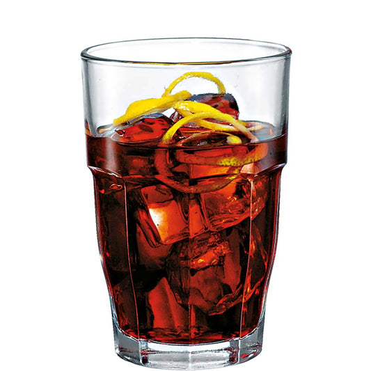 Cocktail im Glas mit Eiswürfeln