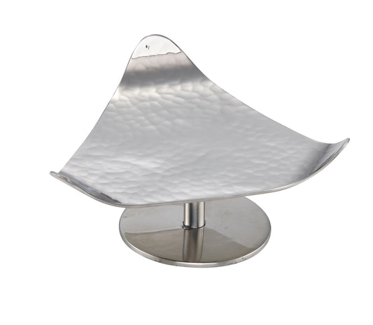 Metallene Servierplatte auf Ständer.