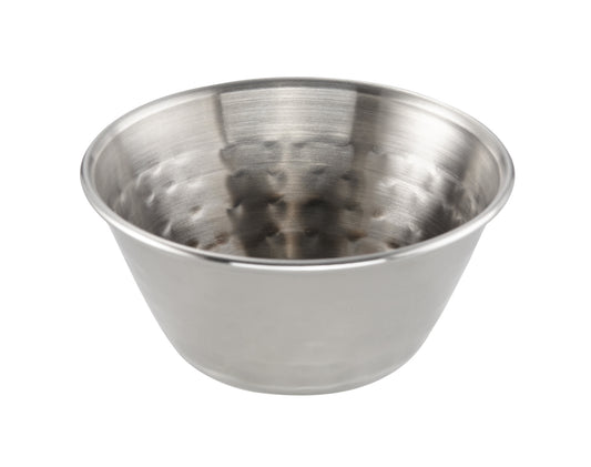 Metallschüssel auf weißem Hintergrund.