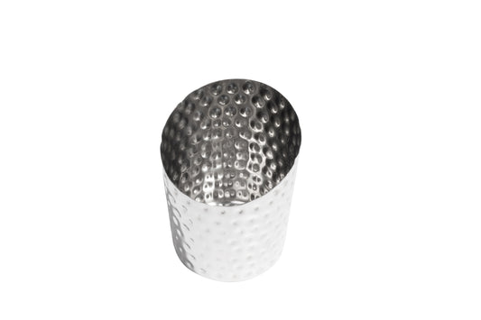 Metallbecher mit gehämmerter Oberfläche.