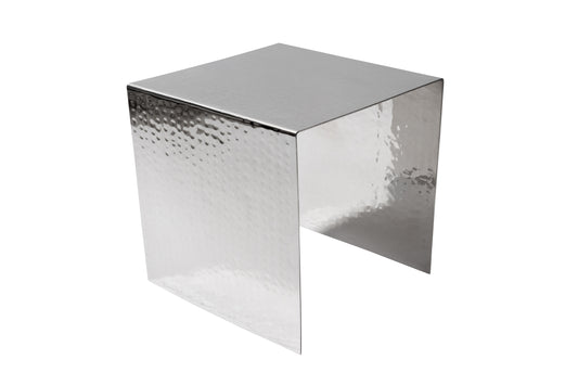 Silberner, gehämmerter Metallhocker.