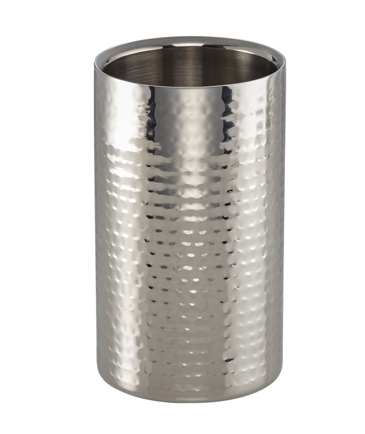 Metallischer, gehämmerter Weinkühler, zylindrisch.