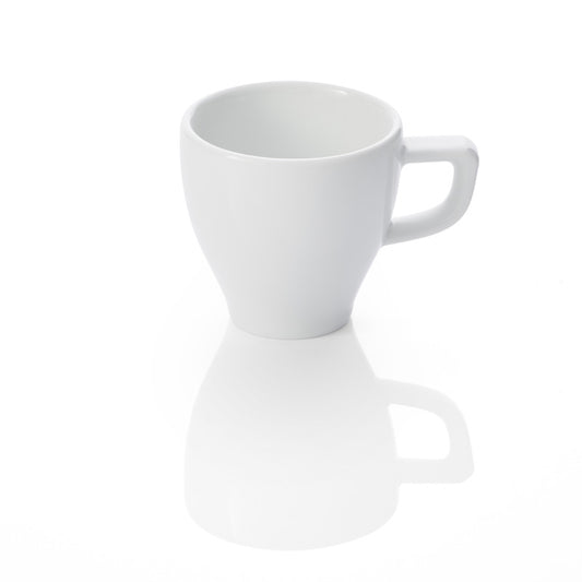 Weiße Tasse auf reflektierender Oberfläche.