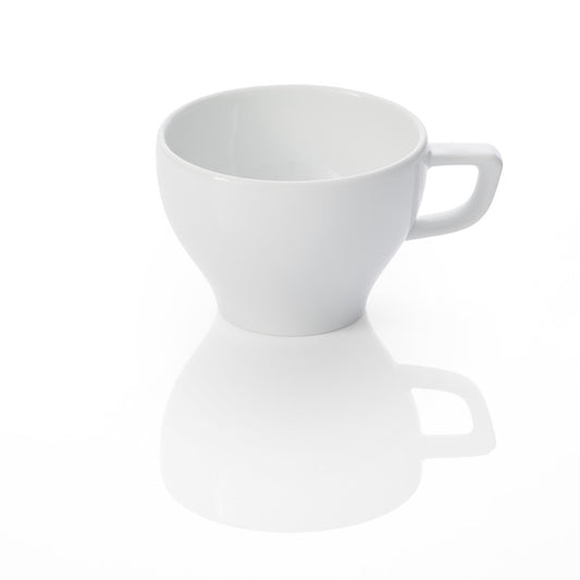 Weiße Tasse auf reflektierender Oberfläche.